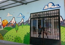 Mural decorativo en la entrada al Centro Rural Agrupado El Pinar de Navas de Oro.