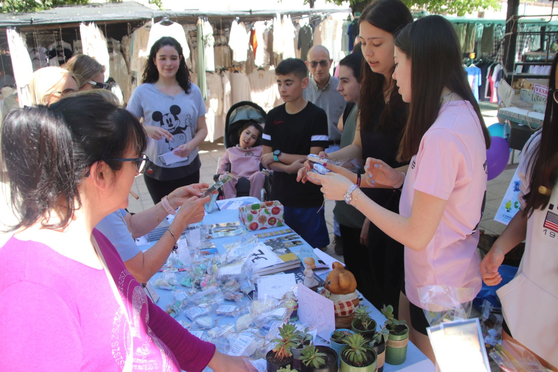 Puesto de los alumnos del instituto Marqués de Lozoya para la venta de jabón.