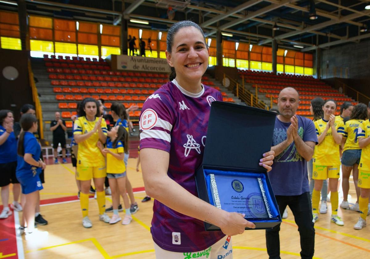 Estela García recibe un homenaje del AD Alcorcón en su último partido como futbolista.