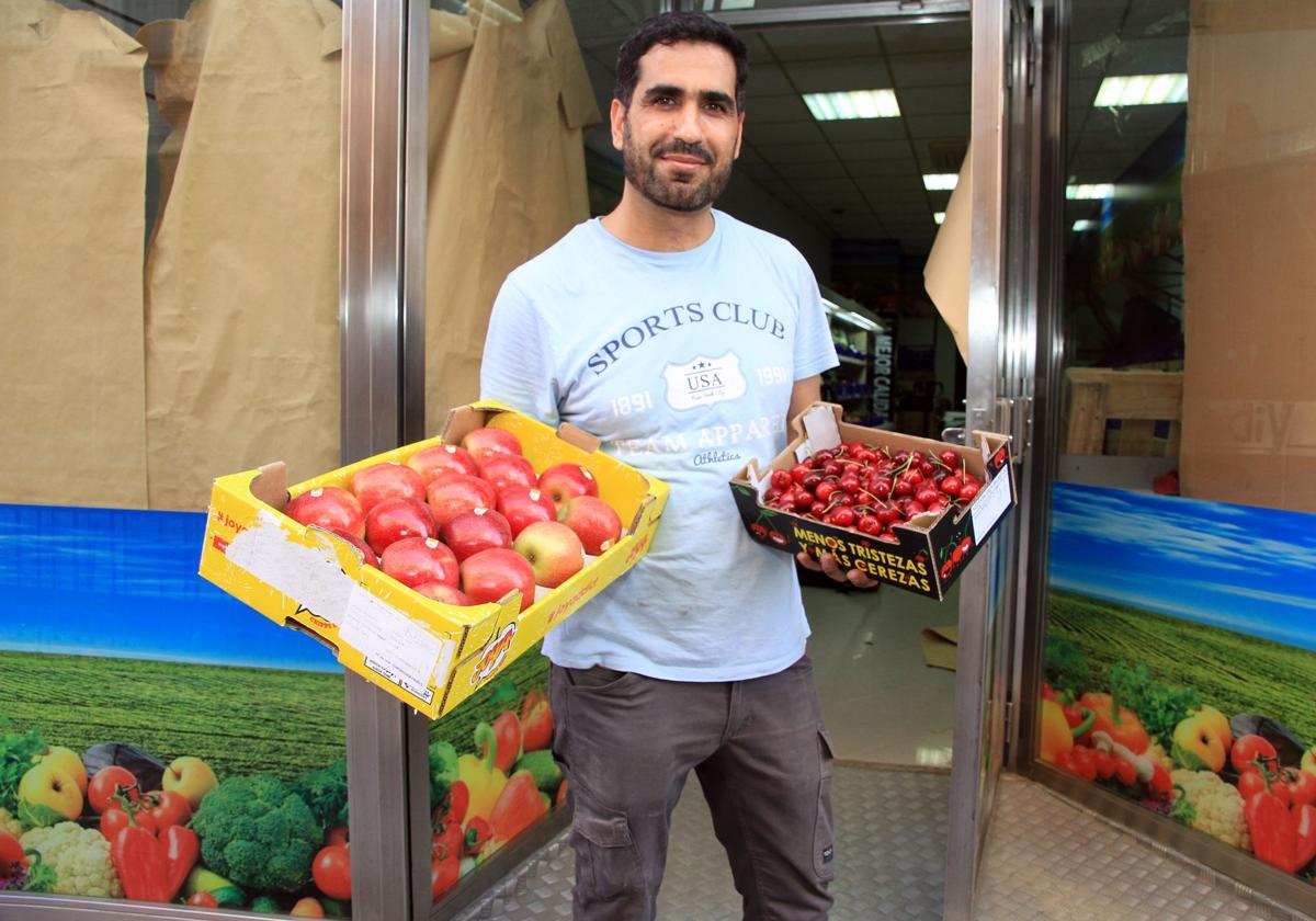 Molhan Alhosin ha abierto esta semana su negocio en Blanca de Silos.