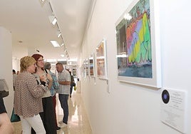 Inauguración de la exposición 'La movida de los ochenta' de Pallantiaphoto en el nuevo local de la Asociación Contraluz Palencia.