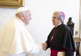 El arzobispo de Valladolid y presidente de la Conferencia Episcopal, Luis Argüello, este viernes en el Vaticano con el Papa Francisco.