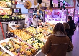 Imagen de archivo de clientes en un puesto del Mercado del Val.