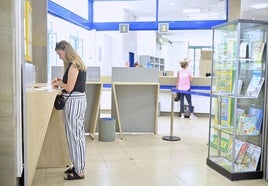 Una mujer deposita el voto por correo, en una imagen de archivo.