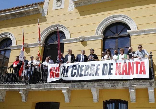 Balcón del Ayuntamiento desde el que se ha leído el manifiesto en defensa de la continuidad de la fábrica.