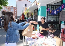 Uno de los puestos del mercado de la calle Gaviota.