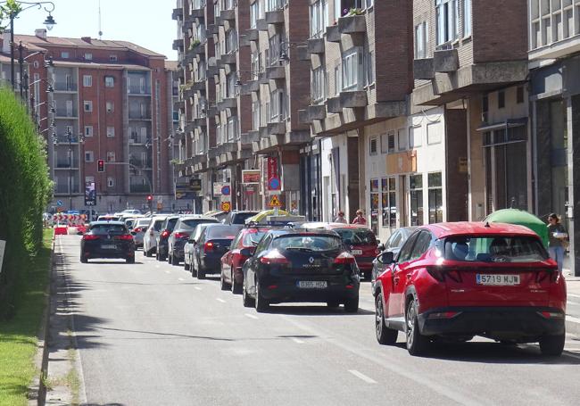 Colas este sábado antes del viaducto en el paseo del Hospital Militar.