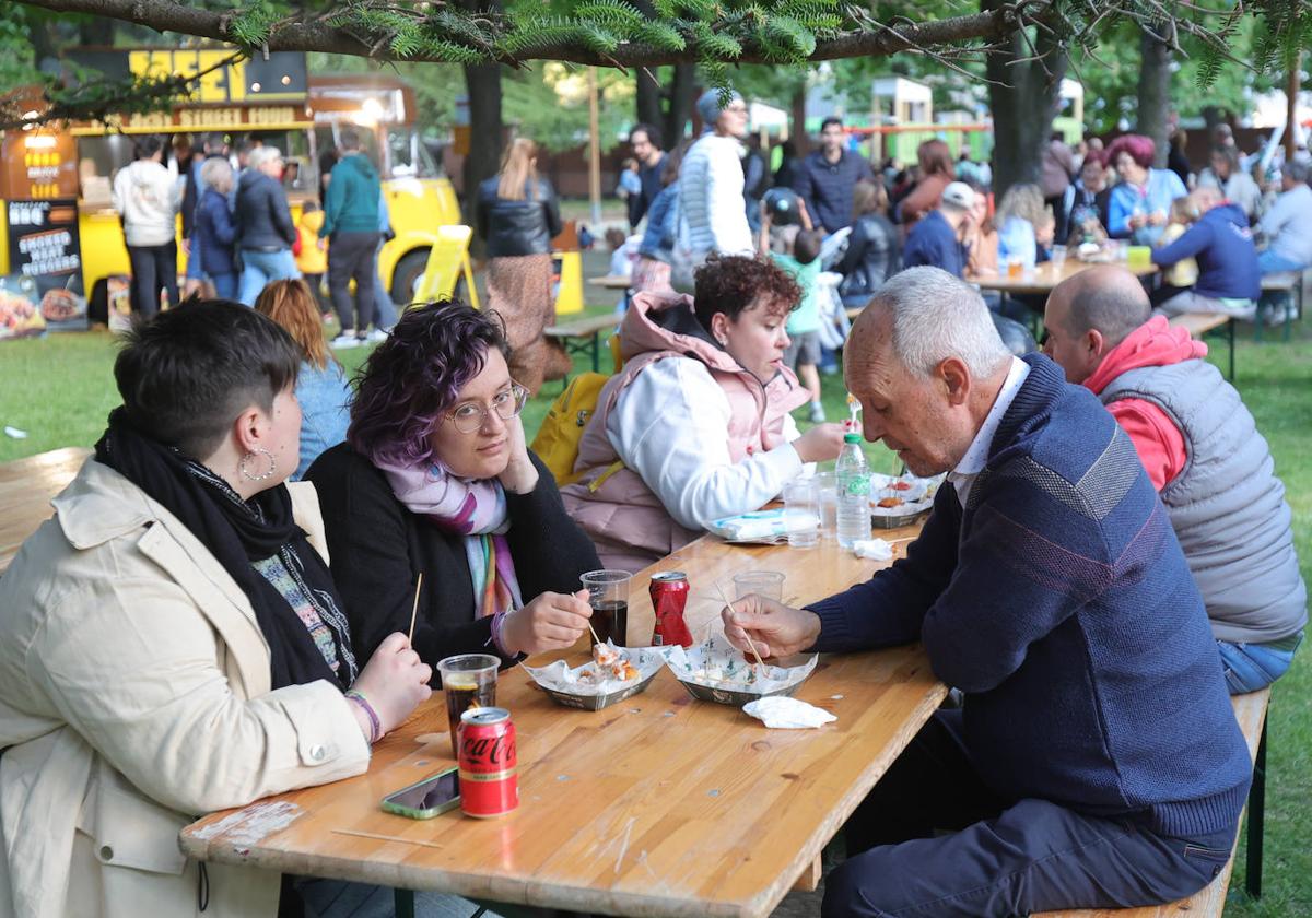 Decenas de personas degustan en la Huerta de Guadián la comida de las food trucks.