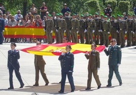 Solemne izado de bandera en la plaza del Milenio.