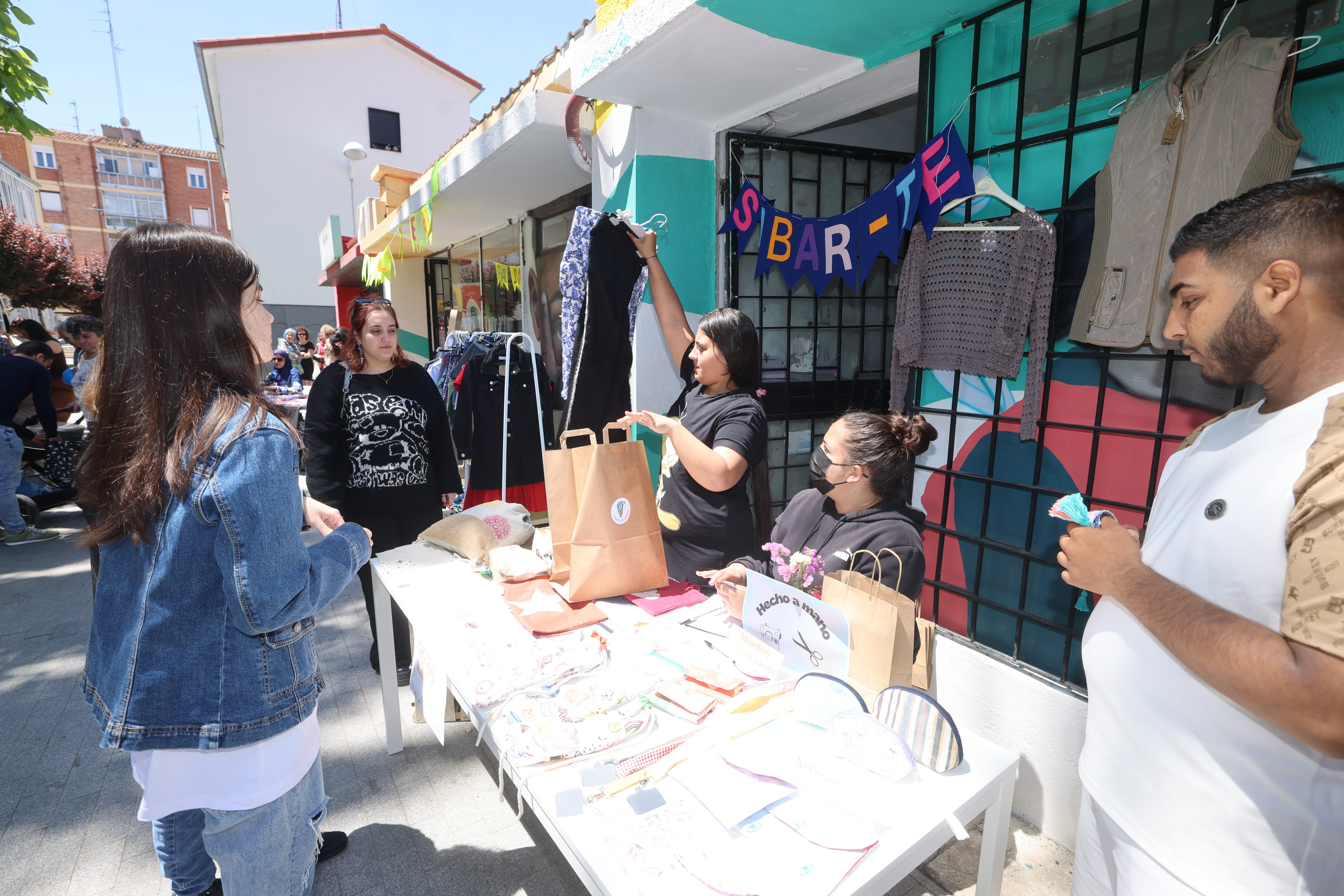 Mercado de ropa de segunda mano en Pajarillos