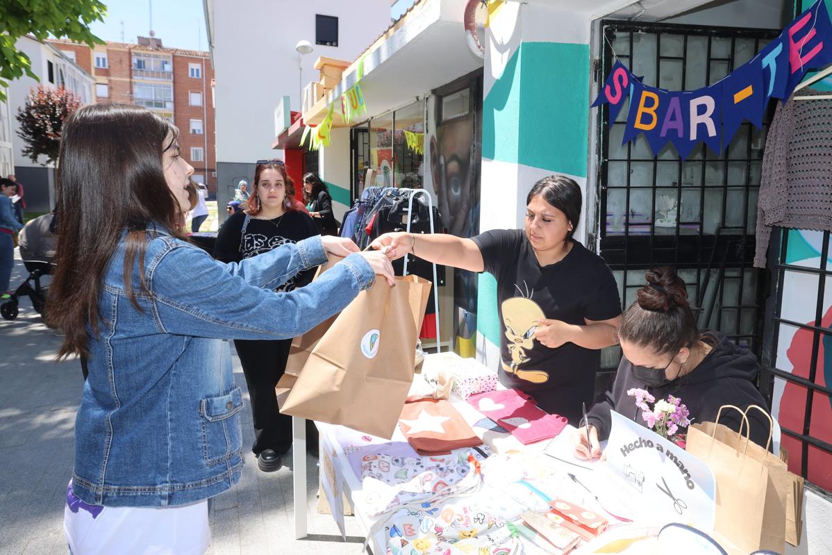 Mercado de ropa de segunda mano en Pajarillos