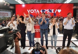 Luis Tudanca, Ana Redondo, Teresa Ribera, Pedro Sánchez, Iratxe García y Óscar Puente, en el escenario de la Feria de Valladolid.