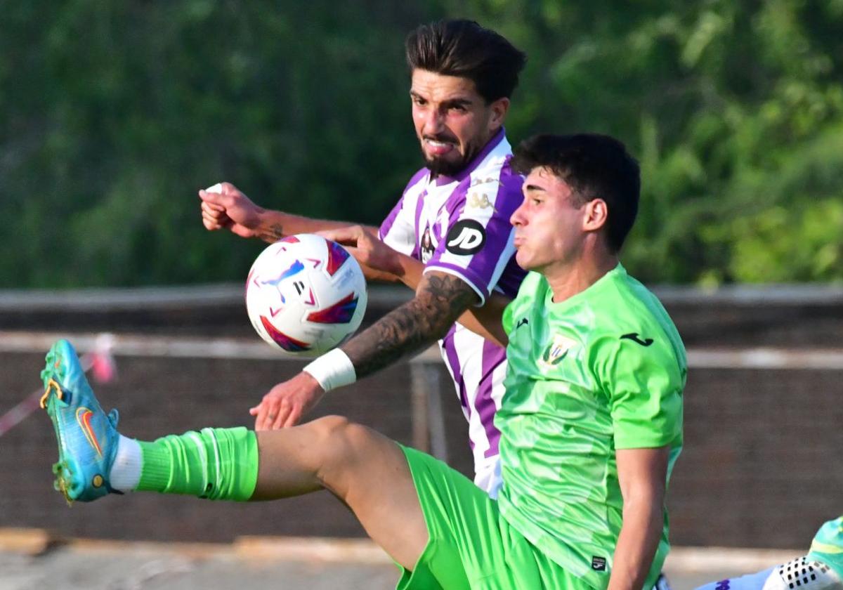 Monchu pugna por el balón con un jugador del Leganés.