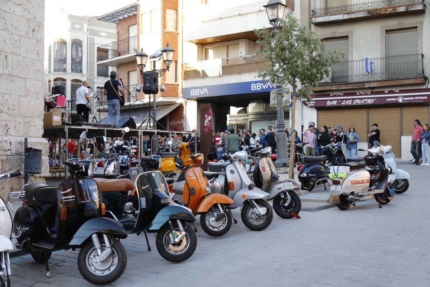 Las scooters más clásicas toman las calles de Peñafiel