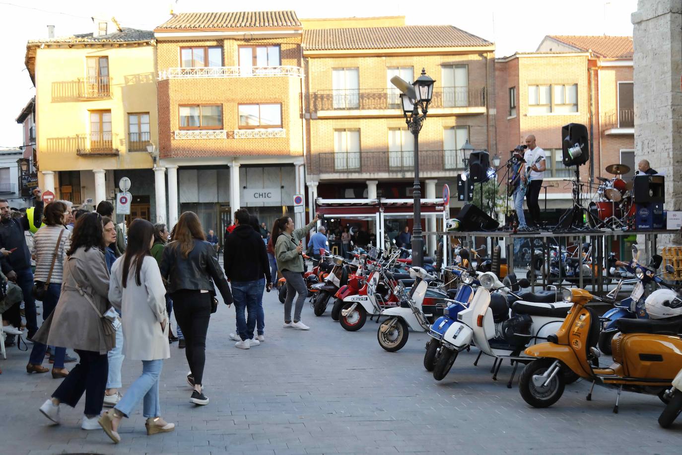 Las scooters más clásicas toman las calles de Peñafiel