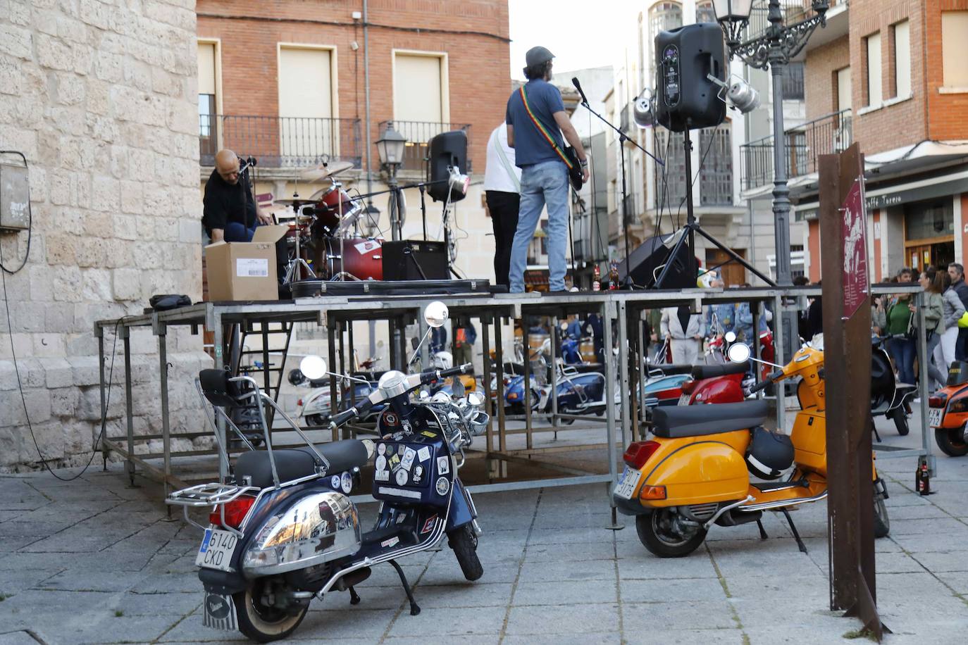 Las scooters más clásicas toman las calles de Peñafiel