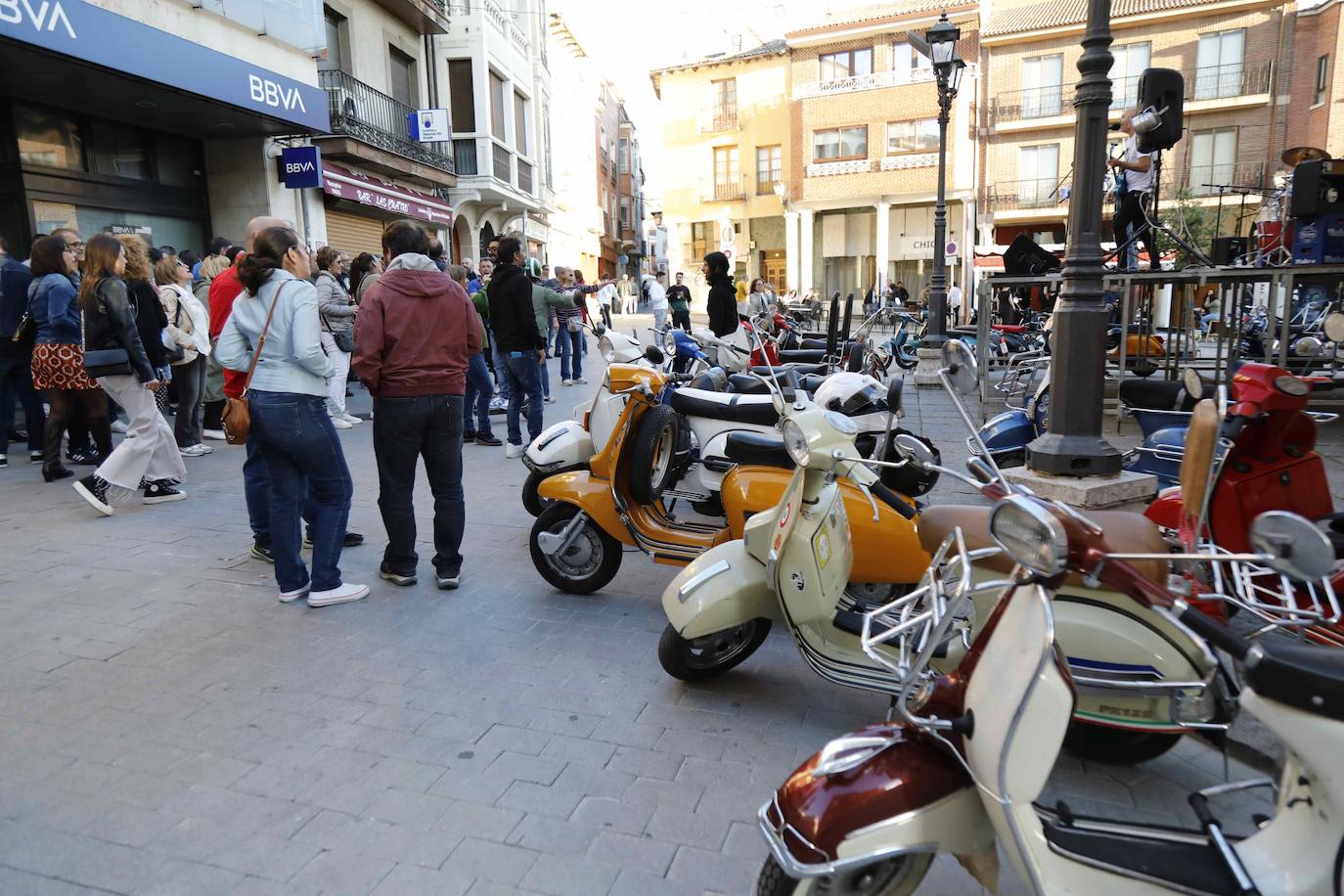 Las scooters más clásicas toman las calles de Peñafiel