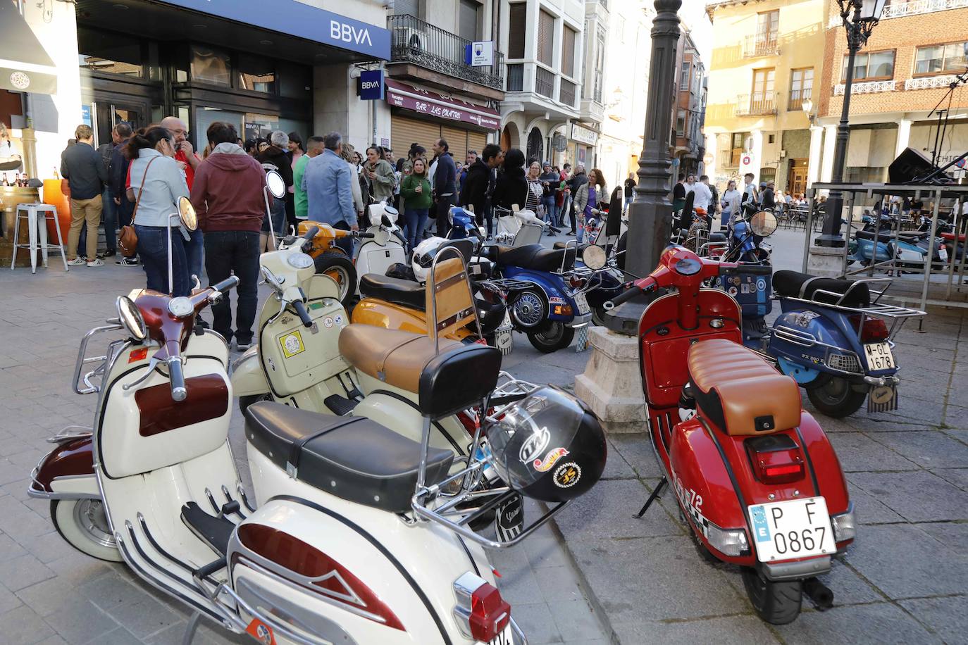 Las scooters más clásicas toman las calles de Peñafiel