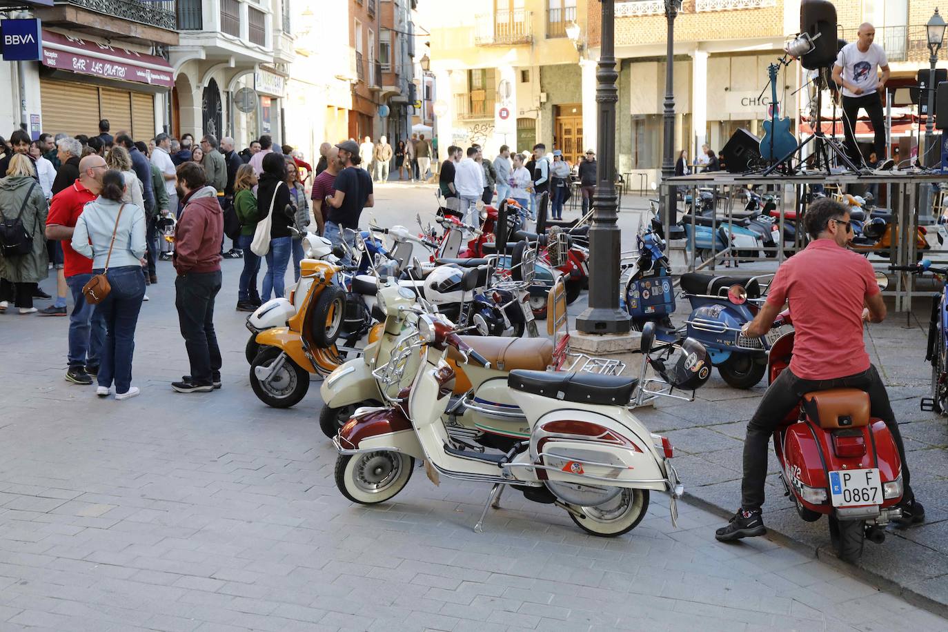 Las scooters más clásicas toman las calles de Peñafiel