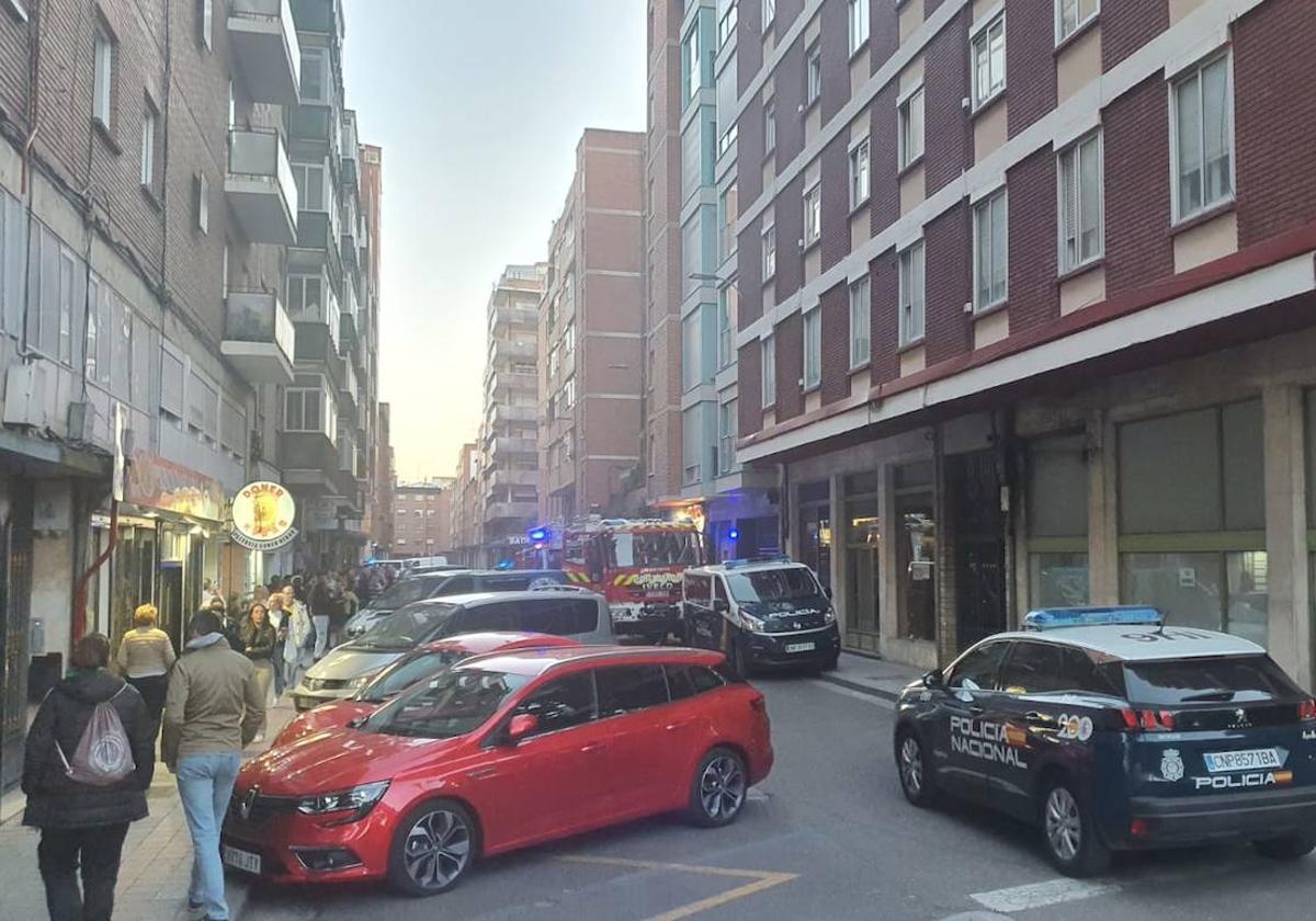 Policía Nacional y Bomberos, este domingo en la calle Rizarzuela.