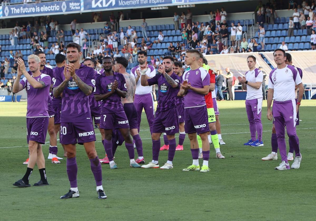 Jugadores y cuerpo técnico saludan a los aficionados en Tenerife.