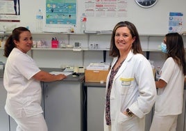 En el centro, Mercedes Fuentes, con parte del equipo de la consulta de Alergología en el Hospital General de Segovia.