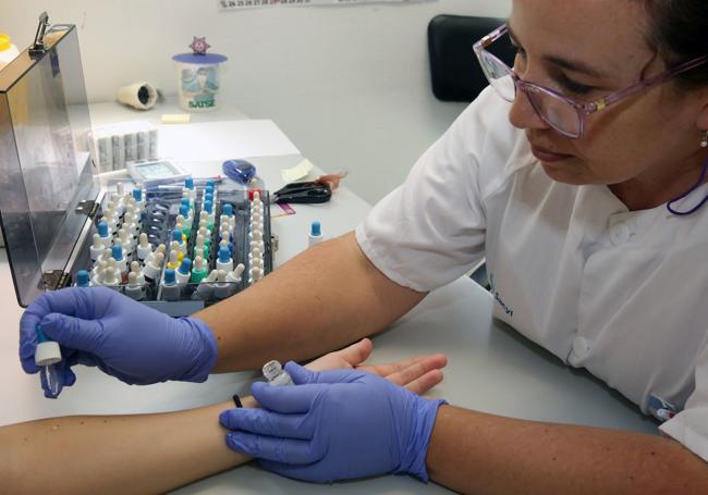 Realización de la prueba de alergias en el Hospital de Segovia.