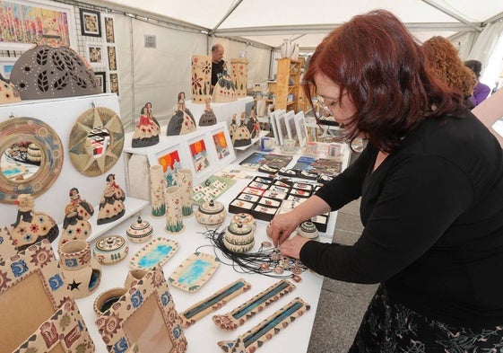 Puestos de cerámica de la feria en la Calle Mayor.