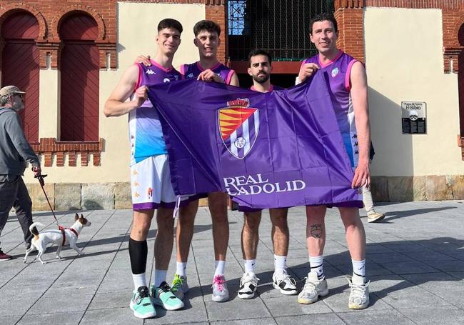 Pablo Martín, Juan García-Abril y Sergio de la Fuente, con la bandera del club.