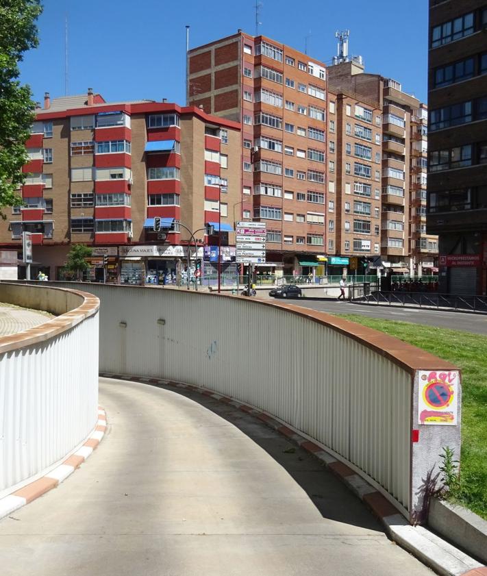 Imagen secundaria 2 - Un extintor vaciado junto al coche afectado por el incendio y acceso al aparcamiento para residentes de la plaza de la Circular.