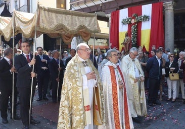 El Corpus Christi congrega a multitud de vallisoletanos fuera y dentro de la procesión