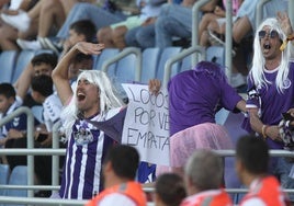 Aficionados del Real Valladolid con una pancarta en el Heliodoro Rodríguez López.