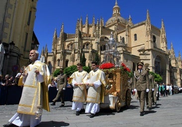 La procesión del Corpus ensalza su sentido más religioso