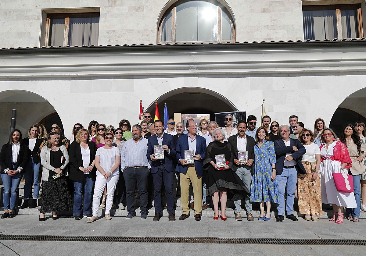 Asistentes al acto de presentación de la primera guía de Turismo Agroalimentario de Valladolid.