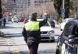 Agente de la Policía Local dando el alto a un vehículo, en imagen de archivo.