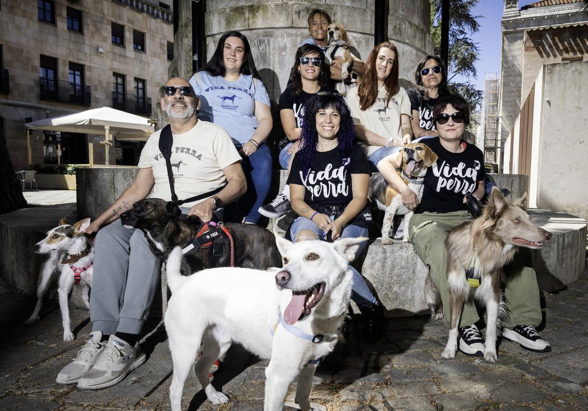 Integrantes y colaboradores de Defaniva, con varios de los perros que buscan un hogar para su adopción.