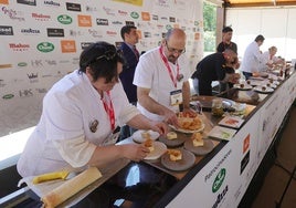 Los cocineros preparan sus pinchos, este lunes.