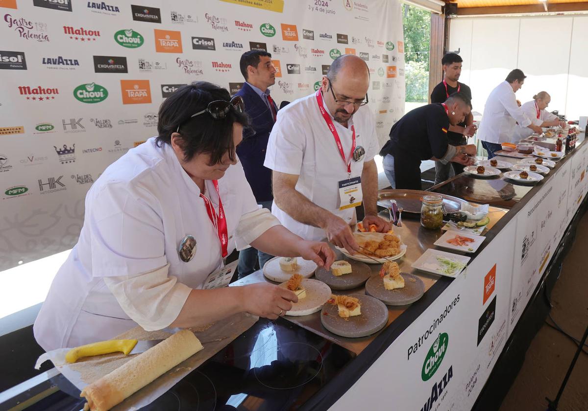 Los cocineros preparan sus pinchos, este lunes.