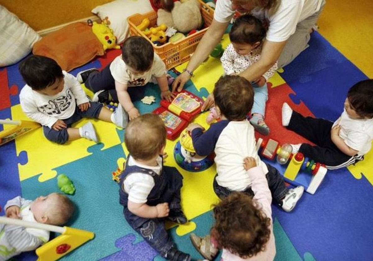 Niños se divierten en una guardería, en una imagen de archivo.