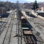 Los bomberos sofocan un incencio en la estación de trenes