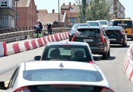 Los obreros comienzan con las catas en las vallas de seguridad, con los coches circulando ya por los dos únicos carriles operativos.