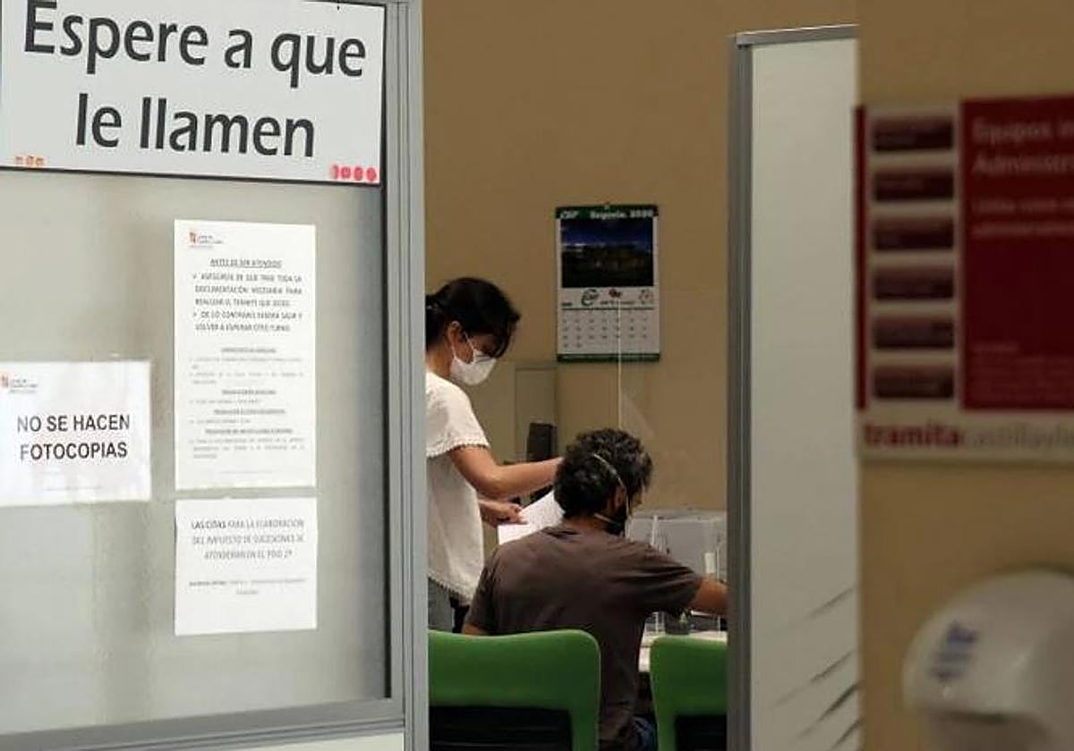 Funcionarios en la Delegación Territorial de la Junta de Segovia.