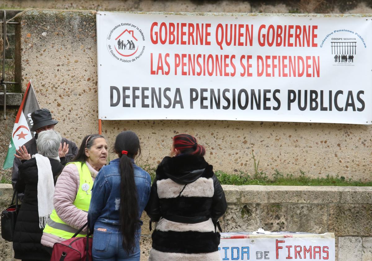 Mesa por las pensiones públicas en el centro de Segovia.