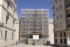 Los andamios cubren la fachada principal del Colegio de San Gregorio.