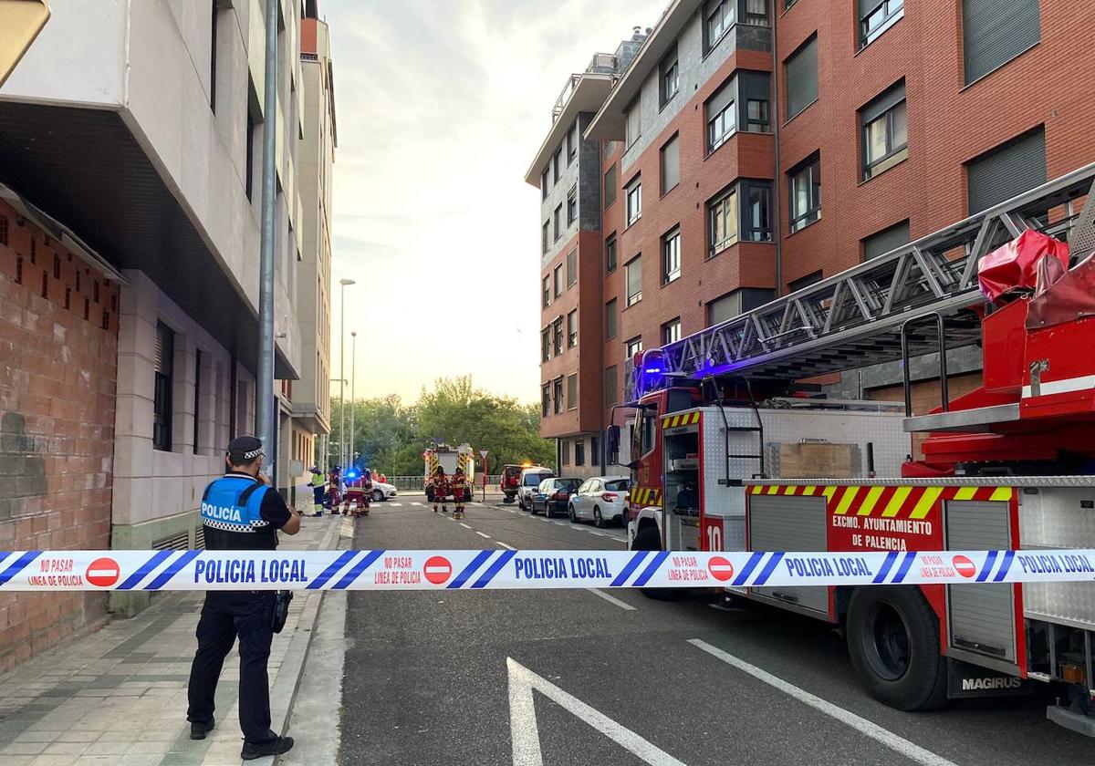 La Policía Local y los bomberos trabajan en la zona, con la calle Bailén cortada al tráfico.