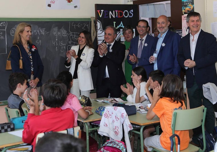 La infanta Elena es recibida con aplausos en una clase del colegio Ángel Abia.