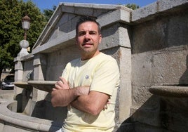 Adrián Velasco, exentrenador del San Cristóbal, posa en la plaza de Día Sanz.