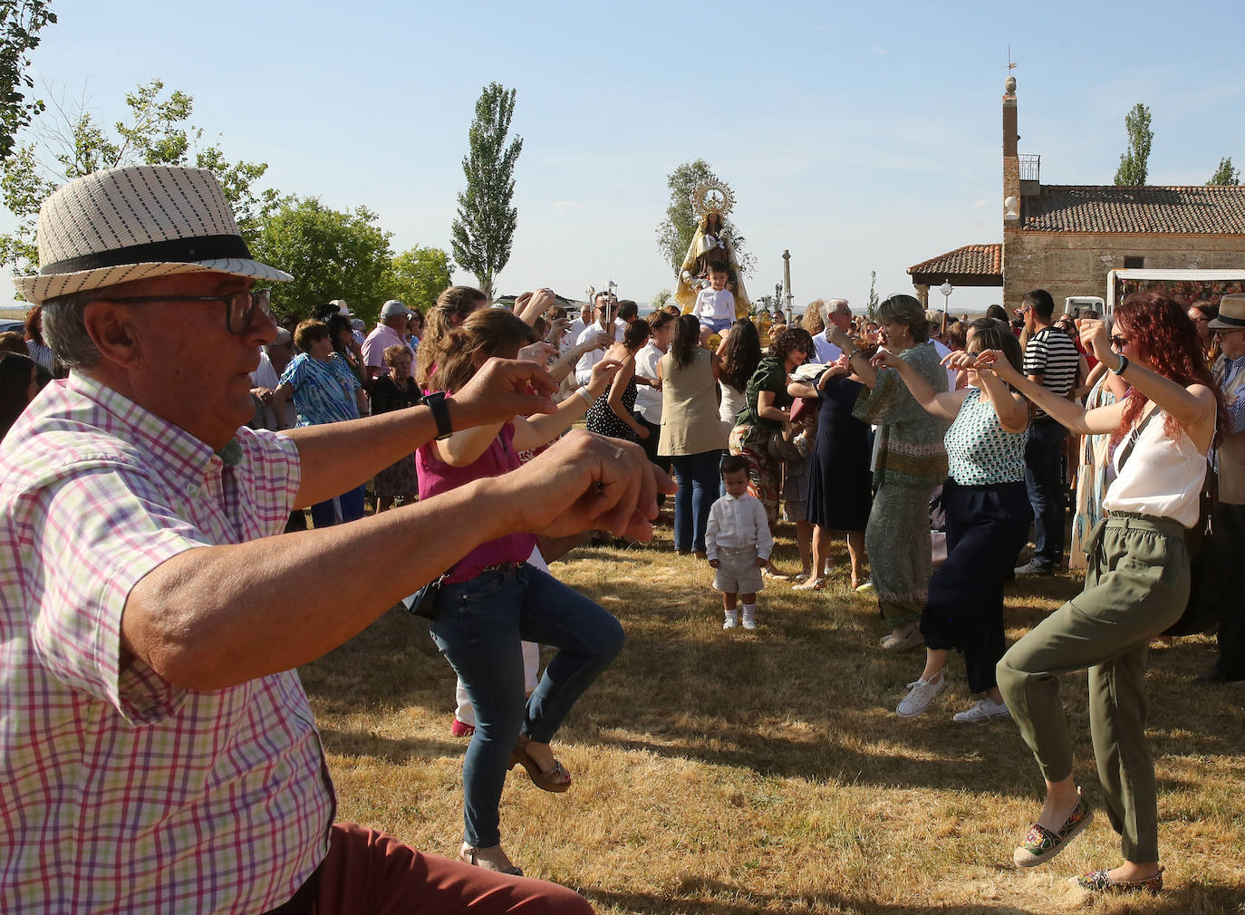 Bailes de los vecinos de Abades delante de la imagen de la virgen.