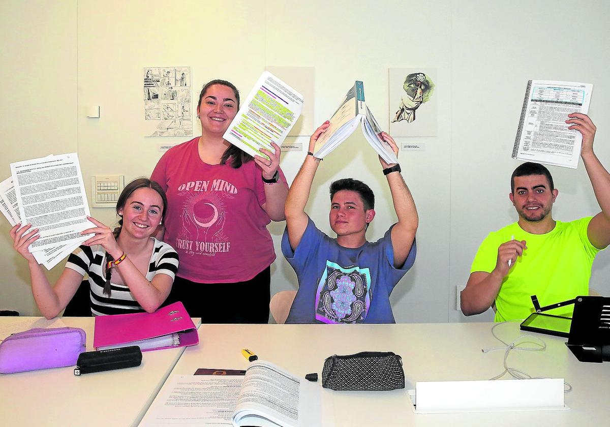 Cuatro alumnos segovianos que realizarán mañana la EBAU, en la Biblioteca Pública.