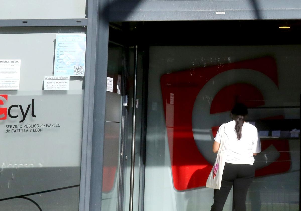 Una mujer espera a las puertas de la oficina del Ecyl en la ciudad de Segovia.